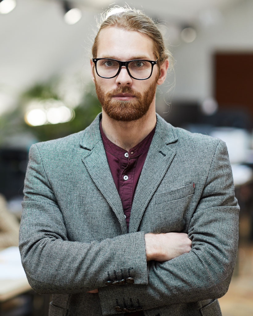 businessman posing TZVK8U5